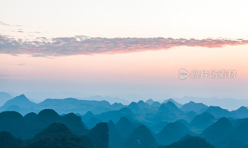 清晨喀斯特山全景