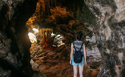 独自旅行的女人探索洞穴附近著名的拉伊海滩在泰国