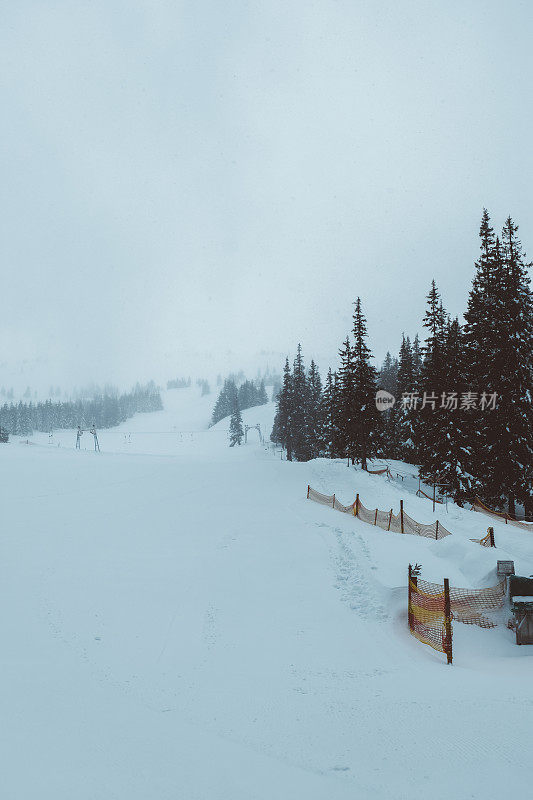 冬季，山地滑雪胜地的风景雾蒙蒙的，全是雪