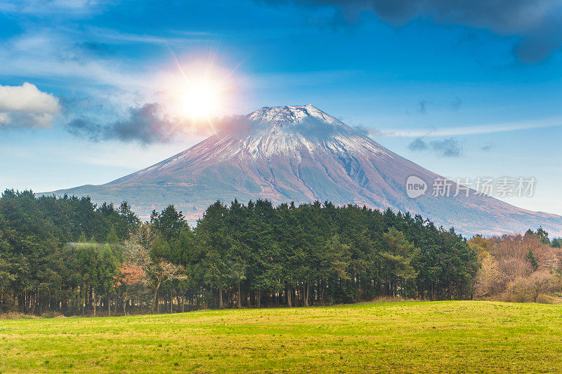 早晨的富士山和川口湖，秋季的富士山在山町。