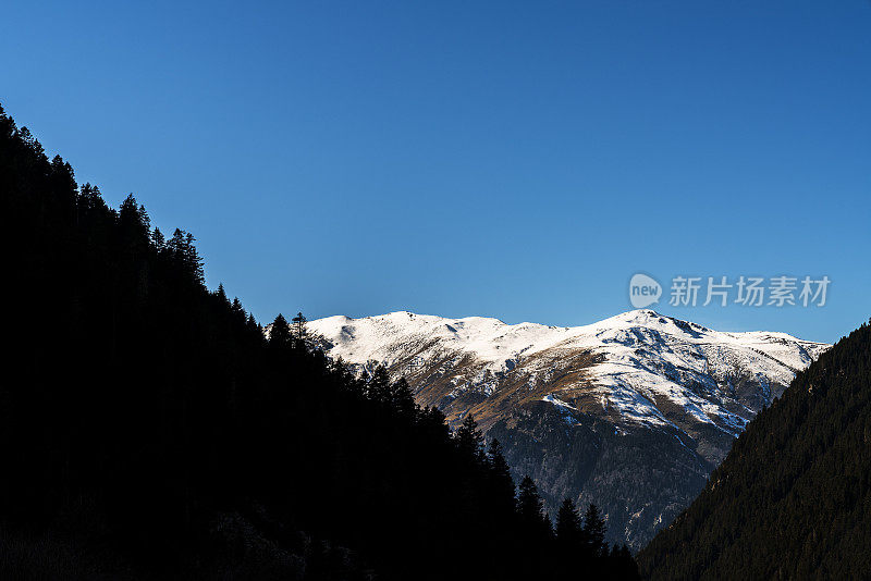 雪山后面的森林和小山