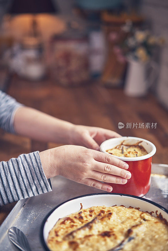 吃香草肉桂奶米布丁