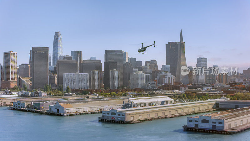 俯瞰旧金山金融区的直升机沿着码头飞行的鸟瞰图