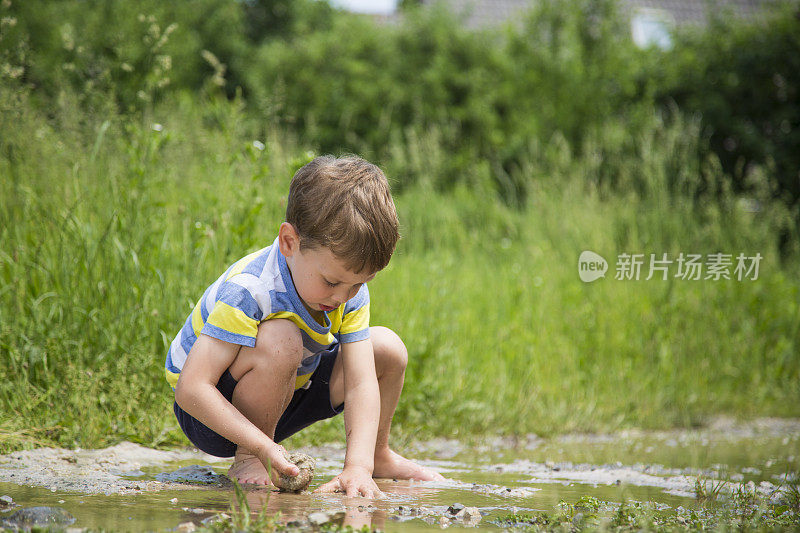 男孩玩泥巴