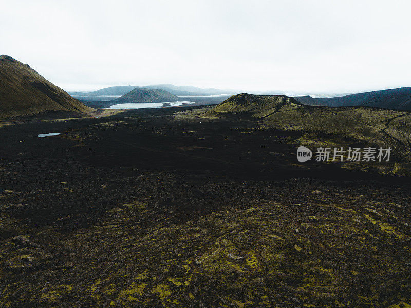 鸟瞰图在冰岛高地火山口美丽的湖