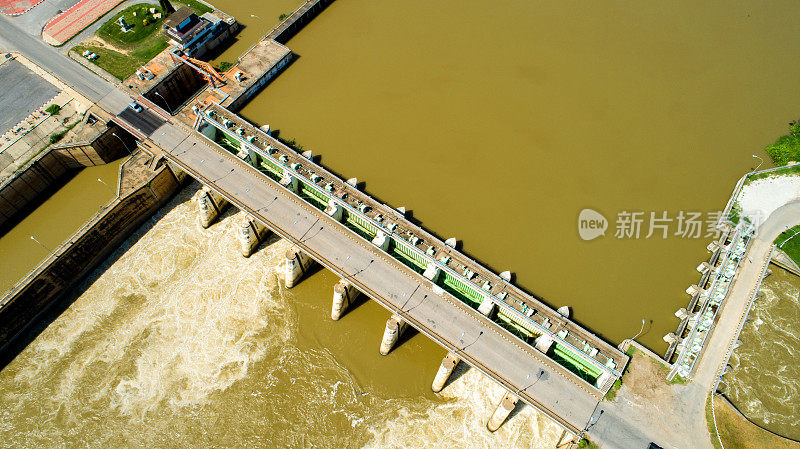 空中拍摄春洪水，奔流水电站大坝