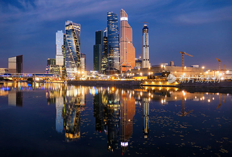 早晨全景莫斯科国际商务中心(莫斯科城)和平静的莫斯科河，俄罗斯。