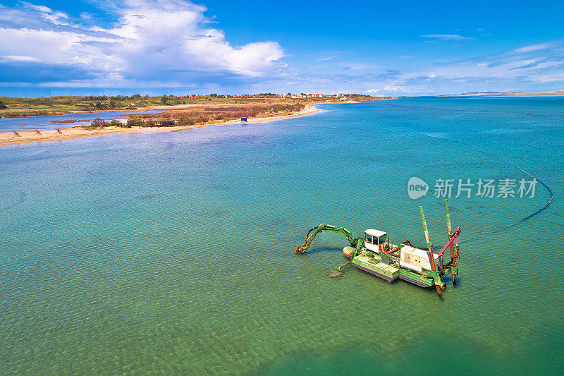 一艘挖泥船在宁镇附近的浅水区为海滩挖沙