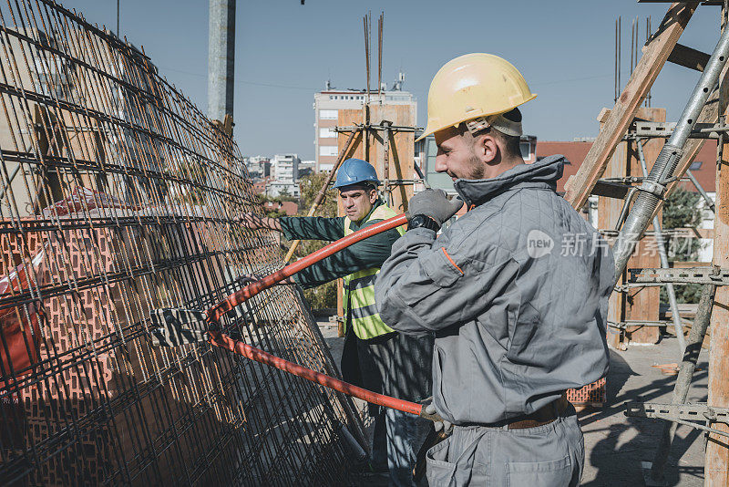 建筑工人拿着金属剪刀在屋顶工作