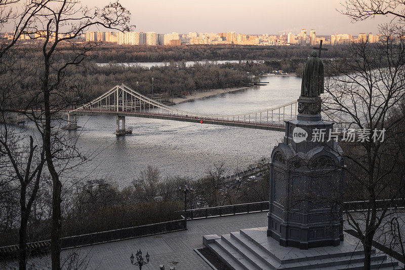 乌克兰Parkovy人行天桥。