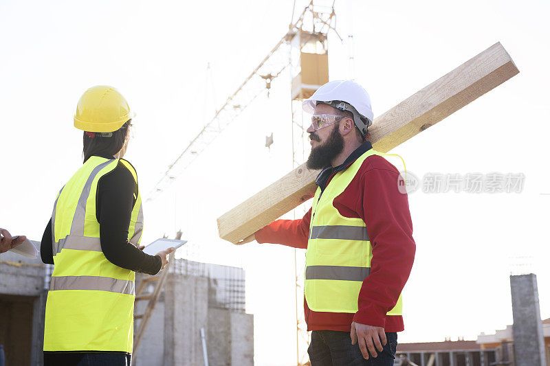 建筑师和建筑工人在现场。