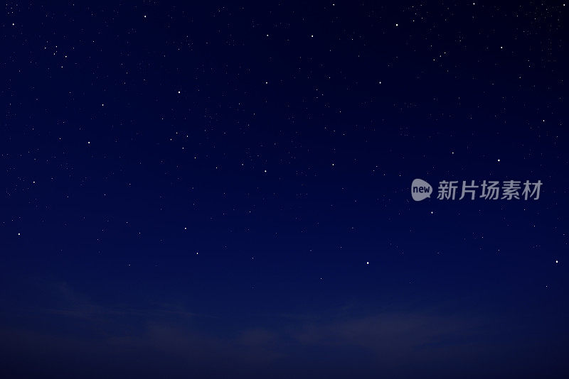 许多星星在天空中闪烁。