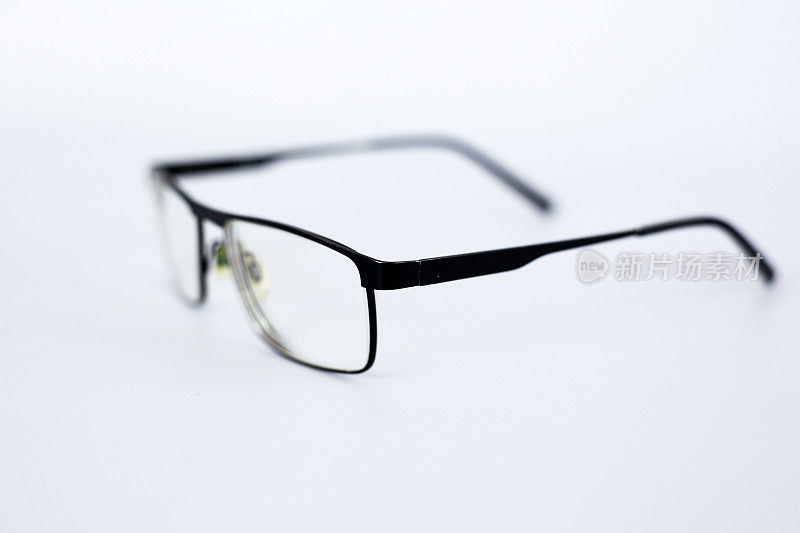 为视障、弱视者准备的眼镜。黑框白底非球面散光镜片眼镜。