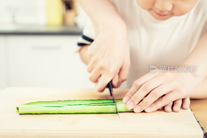 亚洲男孩学习准备食物做寿司卷