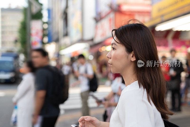 秋叶原大街上的一名极客女子