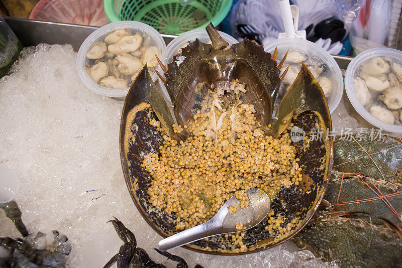 传统辣味马蹄蟹蛋沙拉食物，泰国