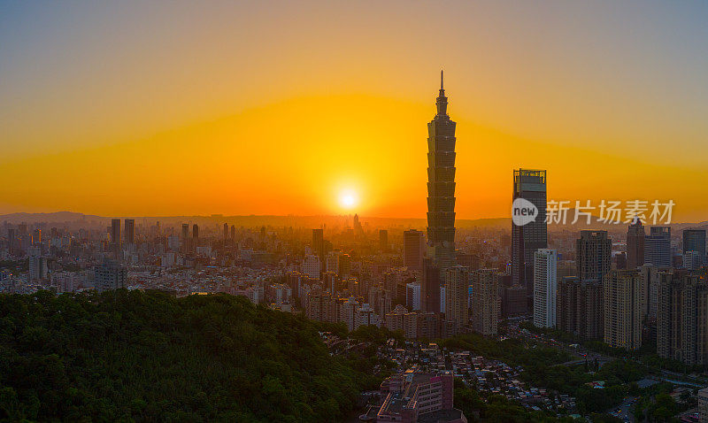 日落时分的台北城市天际线