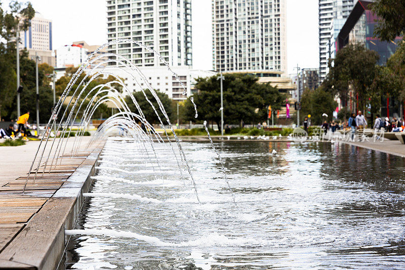 城市自来水喷泉，背景，拷贝空间