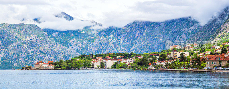 在亚得里亚海的博卡科托斯卡湾，巴尔干山脉和佩拉斯特市的一部分，黑山。