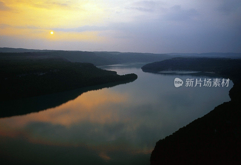 汝拉是法国东部Bourgogne-Franche-Comté的一个部门，以汝拉山脉命名