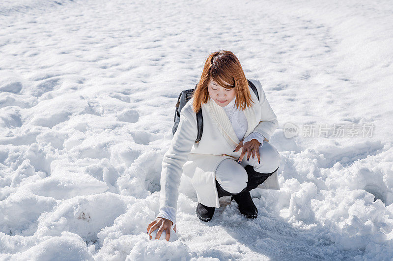 美丽的女游客玩雪在白川峪村，日本