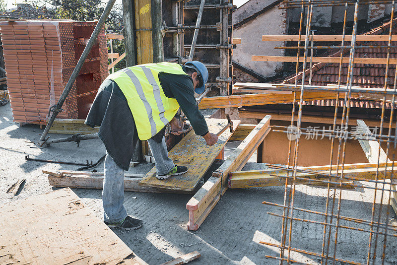 建筑工人正在建筑工地上和铁锤一起工作