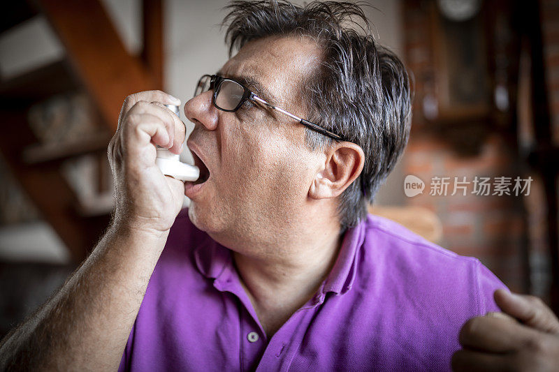 成熟的男人使用哮喘泵