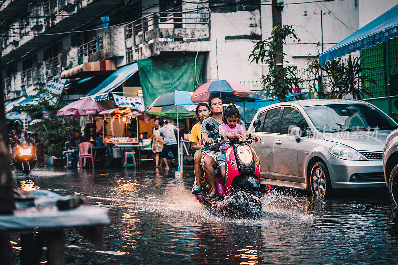 在雨中驾驶的摩托车