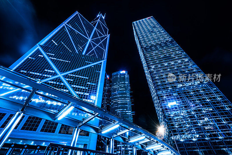 从空中步道可以看到香港市中心的夜景