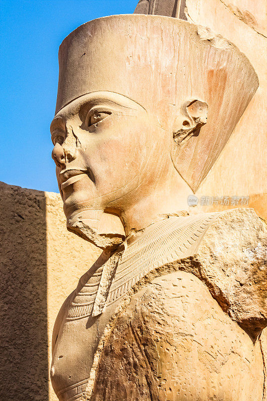 埃及卢克索卡纳克神庙的图坦卡蒙雕像