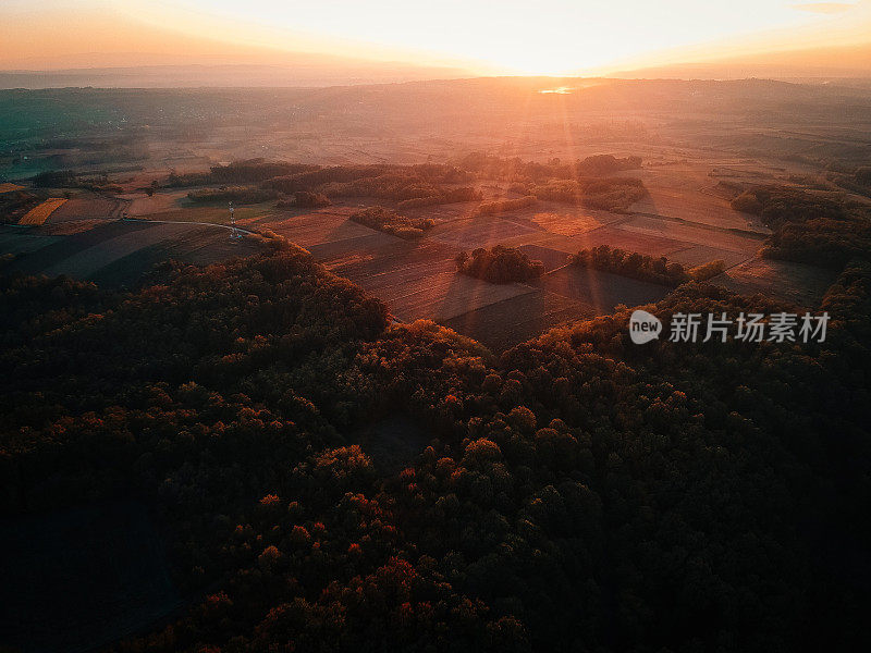 美丽的鸟瞰图落日美景