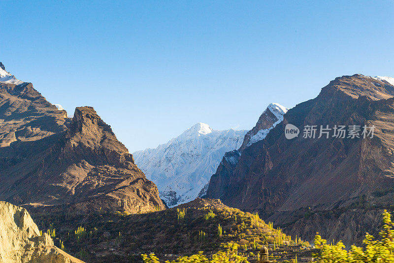 自然风景沿着喀喇昆仑山在罕萨山谷与樱花盛开的秋天巴基斯坦