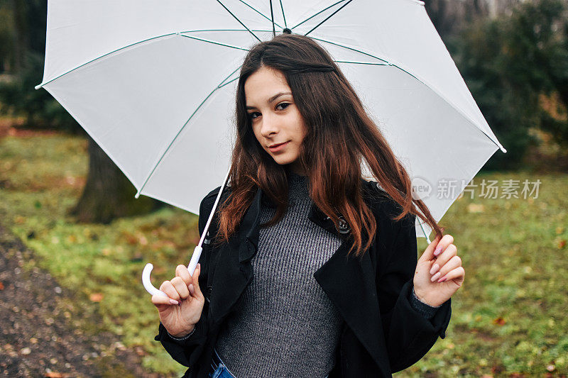 美丽的年轻女子享受着雨天