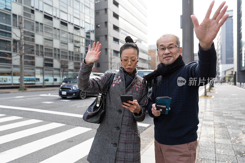 2个人在等出租车