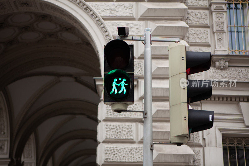 绿色交通信号灯。库存图片