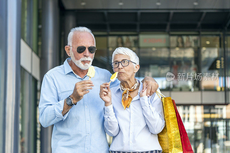 参观购物中心和吃冰淇淋后，一对英俊的老夫妇很开心