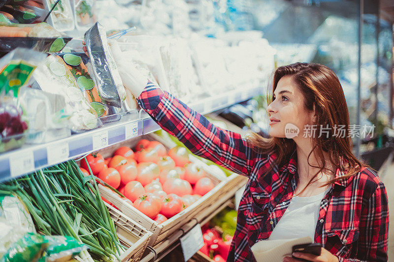 一个女人在杂货店里购物