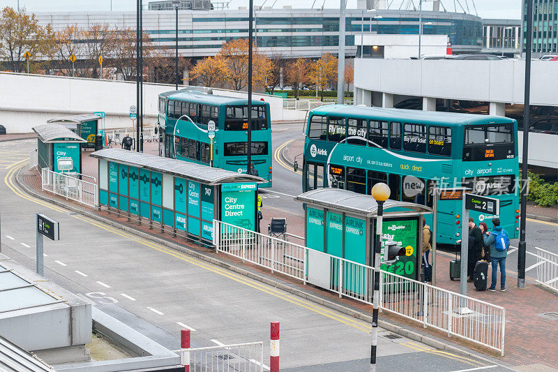 快线巴士在都柏林机场停靠。