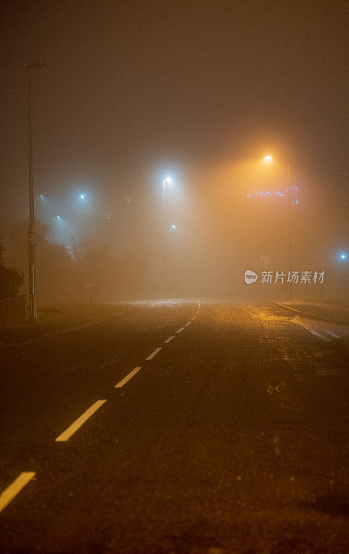 雾天夜里空荡荡的街道