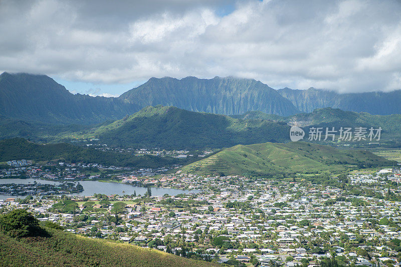 瓦胡岛的山脉和村庄