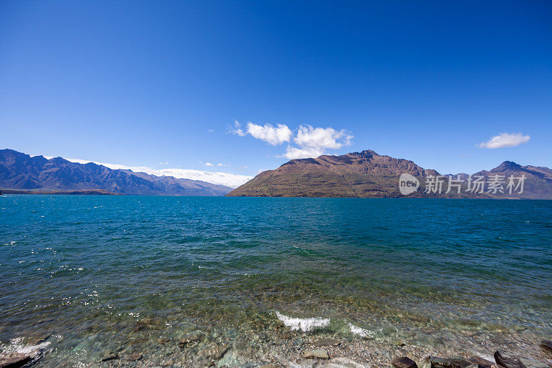 美丽的景观与高岩石与发光的山峰，石头在山上湖，反射，蓝天和黄色的阳光在日出。仍然。到。