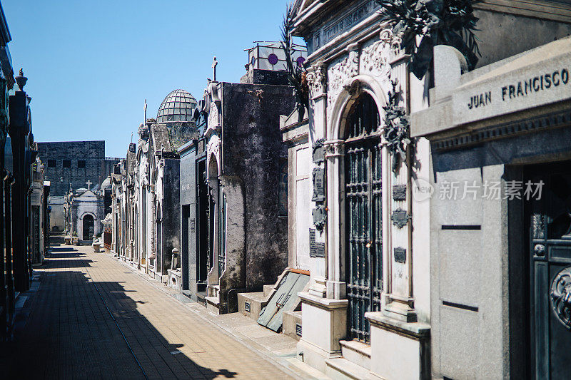 布宜诺斯艾利斯雷克莱塔公墓的小巷