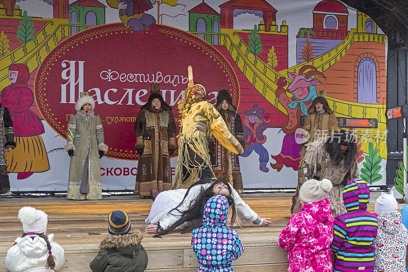 雅库特剧院“Olonkho”在莫斯科的煎饼周上的表演。
