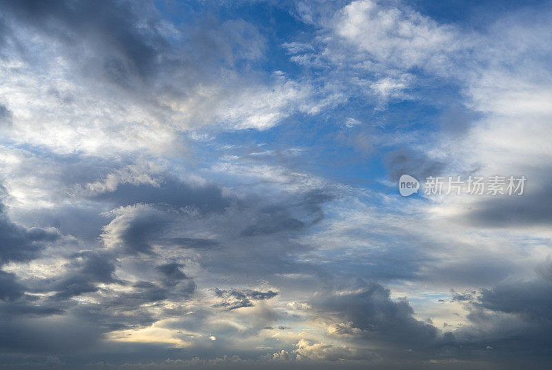 土耳其安塔利亚地中海上空的风暴云。坏天气，云景，海滩