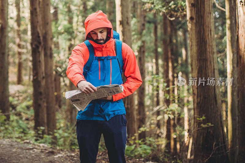 一名男子在日本森林里徒步旅行