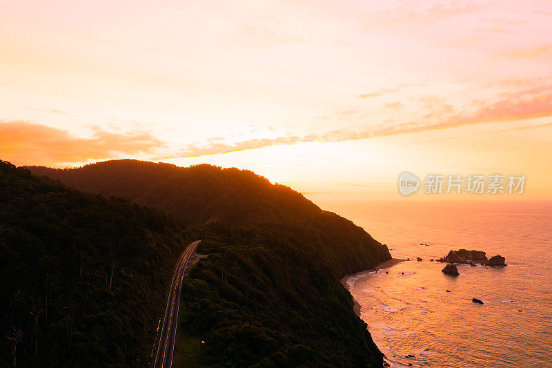 鸟瞰图西岸日落，南岛，新西兰。