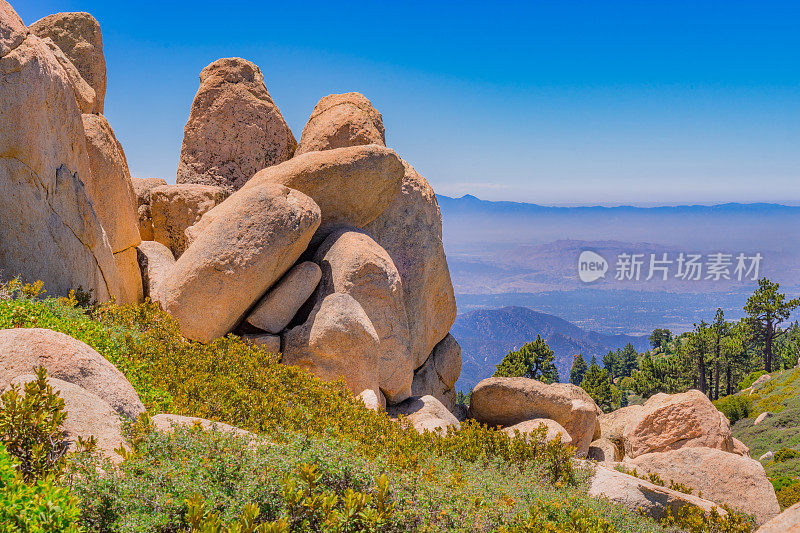 在圣贝纳迪诺山脉俯瞰河滨县的岩石(P)