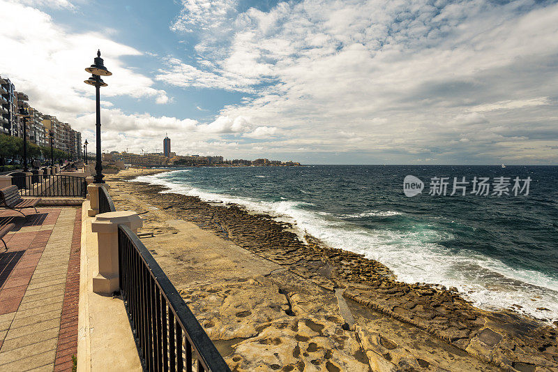 海滨长廊和岩石海滩在斯利马，马耳他