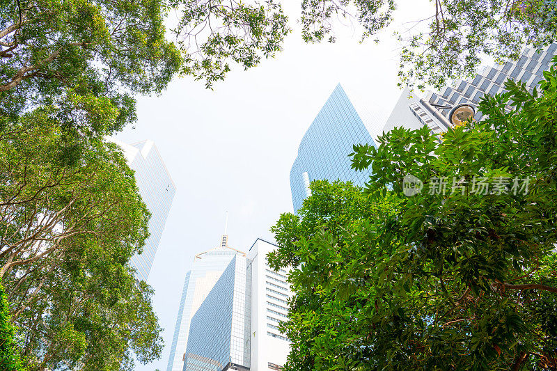 现代香港建筑，玻璃幕墙反射天空