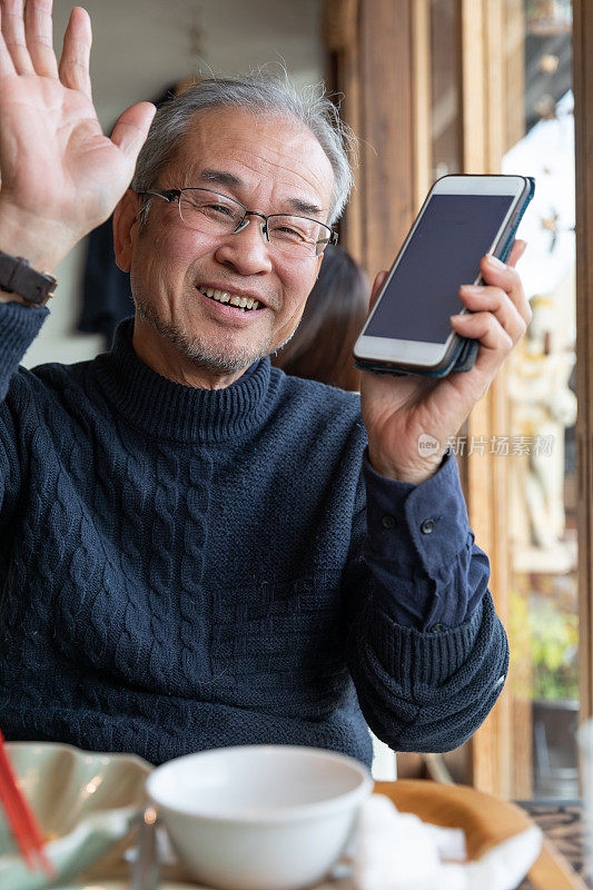 日本男子饭后使用智能手机